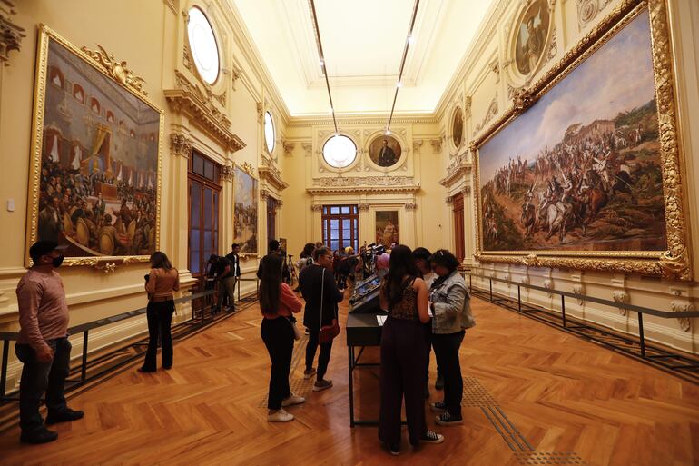 Varias personas visitan el Museo de Ipiranga.