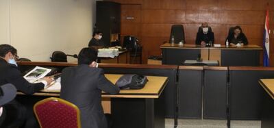 El juez Humberto Otazú y la actuaria Luz Portillo, atentos a la exposición de las partes.