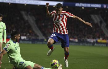 El defensa paraguayo del Getafe Omar Alderete (i) lucha con el argentino Nahuel Molina, del Atlético de Madrid, durante el partido de la jornada 20 de LaLiga Santander, este sábado en el Estadio Cívitas Metropolitano de Madrid. EFE/Kiko Huesca