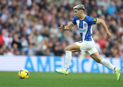 Julio Enciso, 18 años, en acción en el partido que marcó su debut con el Brighton ante Chelsea en la Liga Premier inglesa.