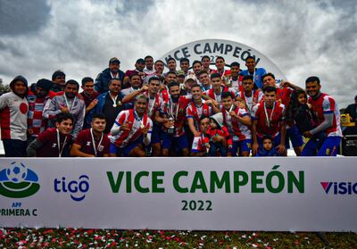 El plantel de jugadores, miembros del cuerpo técnico y allegados a Humaitá, posan luego lograr el ascenso y ser reconocidos como los subcampeones del torneo de la Primera División C. (Foto: APF)