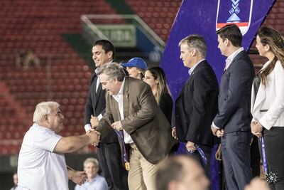 El doctor Édgar Alcaráz (i) durante una premiación con directivos de la Asociación Paraguaya de Fútbol.