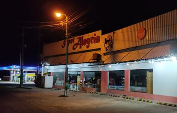 Fachada del supermercado asaltado.