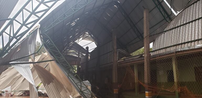 A la derecha de la fotografía se observa el pabellón que sufrió daños junto al tinglado.