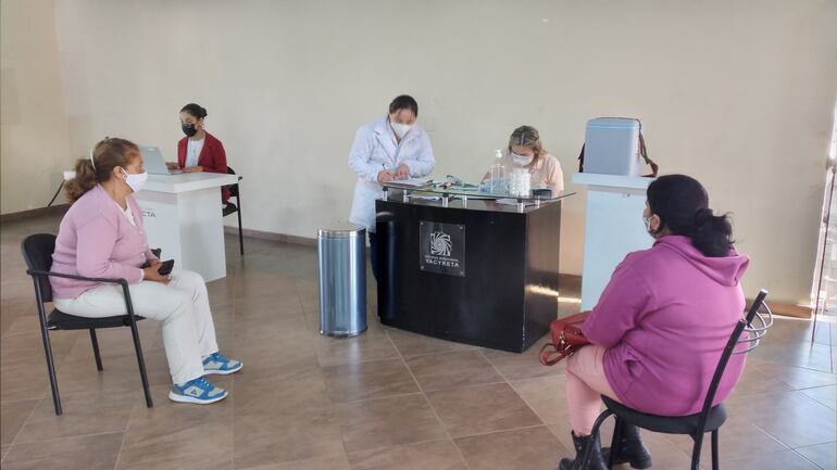 Inmunizan con vacuna Moderna en Ayolas. Se aplica a la población de 18 a 49 años, con enfermedades de base.