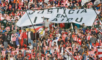 La consigna “justicia en Itaipú” que la hinchada gritó durante un partido contra Brasil sigue más vigente aún.