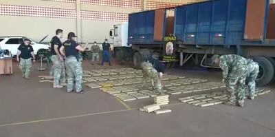 Los intervinientes proceden a contar los paquetes de drogas extraídos del doble fondo.