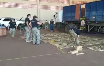 Los intervinientes proceden a contar los paquetes de drogas extraídos del doble fondo.