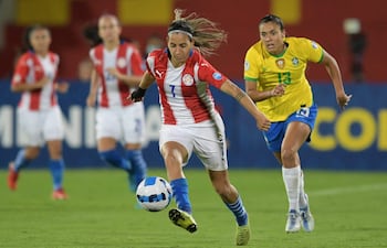 Fabiola Sandoval deja atrás la brasileña Antonia y general un ataque para la Albirroja, durante el partido disputado anoche en Bucaramanga.