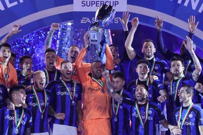 Samir Handanovic, arquero del Inter, levanta el trofeo junto a sus compañeros para celebrar la conquista de la Supercopa de Italia tras superar en la final al AC Milan.