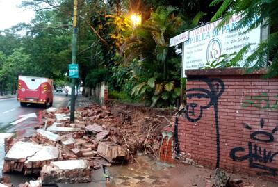 En la escuela República de Panamá, la muralla se vino abajo con las lluvias.