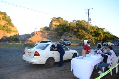 Personal de salud aplicando las dosis en el vacunatorio del Cerro Ñemby.