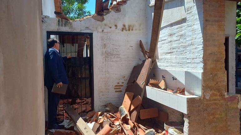 El presidente del sindicato de directores de instituciones educativas, Miguel Marecos, observa cómo quedó el sanitario de la escuela Juan José Soler, de Villa Elisa.