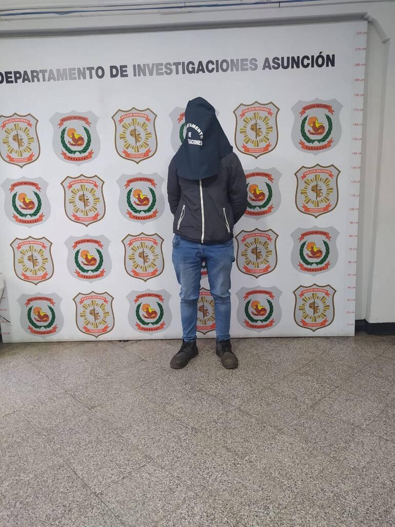 Fernando Fernández, detenido en la sede de investigaciones de Asunción.
