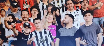 Con su gesto, el joven de la derecha no parece ser un "liberteño de cuna". Le gustan sus colores, pero...