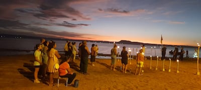 Cada jueves los pobladores de San Bernardino llegan a orillas del lago Ypacarai y realizan una misa.
