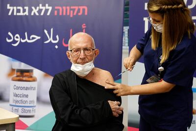 Un adulto mayor recibe la cuarta dosis de Pfizer-BioNTech en el Sheba Medical Center ubicado en Ramat Gan, cerca de Tel Aviv.