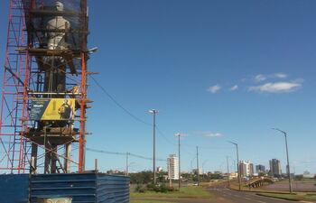 El monumento a San Roque González está en avanzado estado de construcción, en el acceso norte de la ciudad de Encarnación. Se espera que en un par de semanas esté concluida.