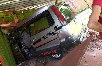 El vehículo impactó fuertemente contra la pared de una de las habitaciones de la vivienda.