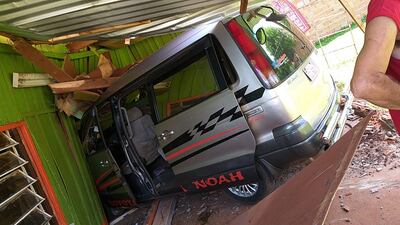 El vehículo impactó fuertemente contra la pared de una de las habitaciones de la vivienda.