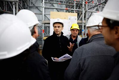El presidente de Francia, Emmanuel Macron, conversa con los constructores y expertos que trabajan en la reconstrucción de la catedral de Notre Dame, en París. (AFP)