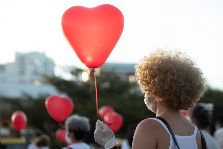 Un grupo de artistas presentan el performance "Quien se fue es el amor de alguien", en honor a las víctimas del covid19, en Brasilia. La movilización de los artistas es el resultado de la situación de emergencia que estan viviendo en este momento.