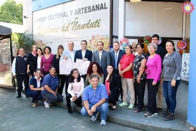 Autoridades del Viceministerio de Mipymes y del municipio de Itauguá, al culminar el curso dirigido a mipymes.