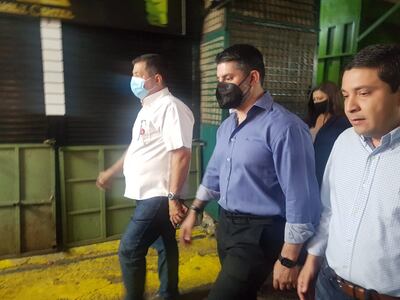 Óscar "Nenecho" Rodríguez durante un recorrido este miércoles en el Mercado 4 de Asunción.