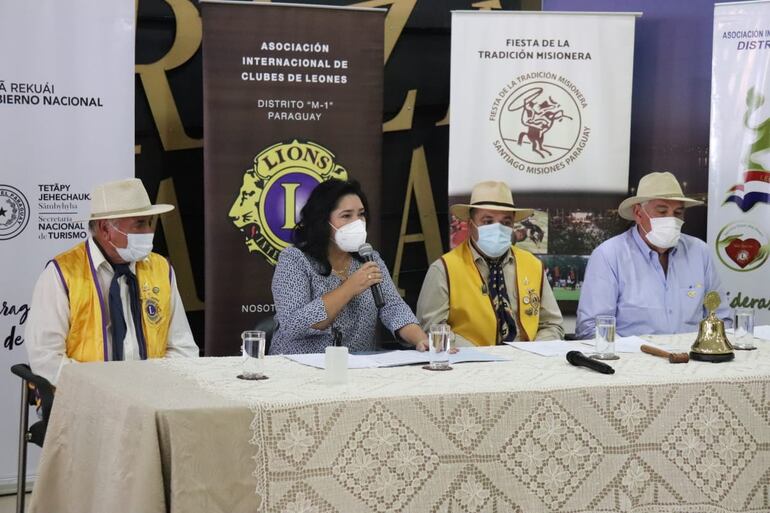 La ministra de Senatur, Sofía Montiel, en conferencia de prensa extendió la invitación a la ciudadanía a participar de la Fiesta de la Traidición Misionera 2022.