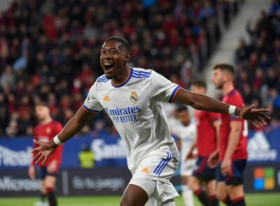 David Alaba celebra su gol, el primero para el Real Madrid ante Osasuna.