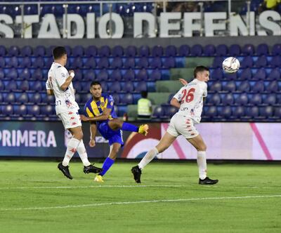 El goleador del Apertura Marcelo de la Cruz Pérez Mosqueira (21), “Mbappérez”,  efectúa el disparo que se convirtió en el golazo que permitió el triunfo al Sportivo Luqueño anoche ante Nacional.