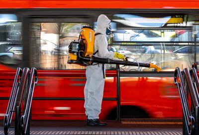 Un efectivo de las Fuerzas Armadas de Brasil durante tareas de desinfección en una terminal de buses en Curitiba.