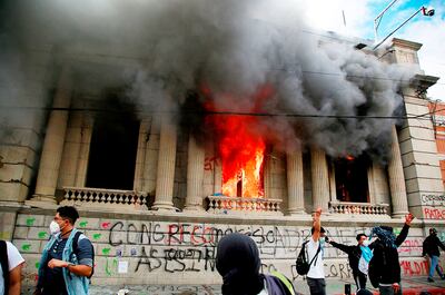 Guatemaltecos incendiaron el Palacio Legislativo en reclamo por los recortes a gastos sociales.