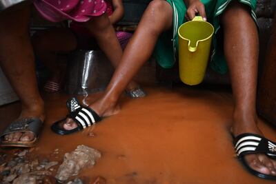 Decenas de niños son afectados por la inundación dentro del refugio instalado por la administración del intendente Óscar "Nenecho" Rodríguez.