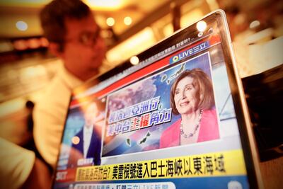 Una pantalla en Taipei muestra un reporte noticioso sobre la posible visita de la congresista estadounidense Nancy Pelosi a Taiwán.
