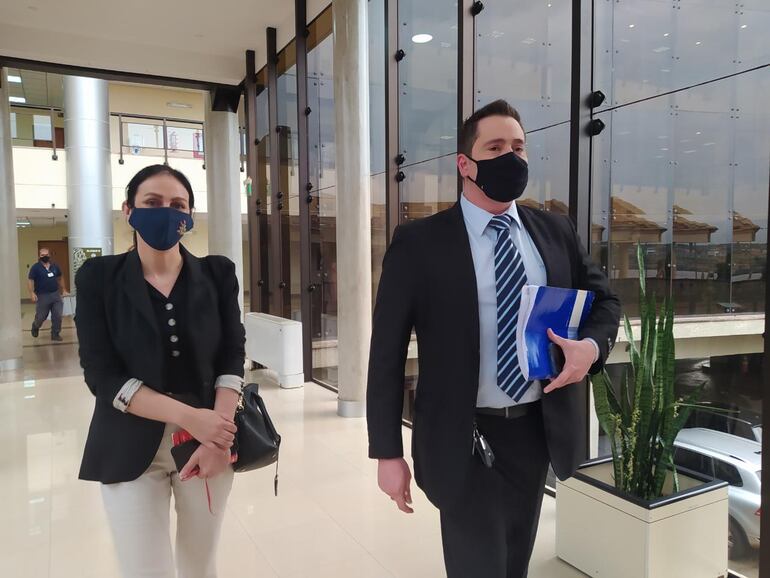 Defensores de los Goralewski, abogado Fabio Giménez y Vanesa Facio saliendo del palacio de justicia ante la incomparecencia de sus defendidos.