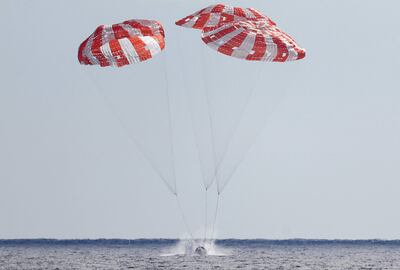 La cápsula Orión de la NASA cae al mar y culmina con éxito su primera misión con Artemis 1. (AFP)