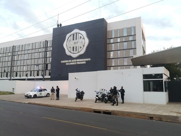 La fachada antigua del Centro de Alto Rendimiento de Olimpia con el nombre de "Ing. Marco Trovato".