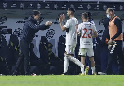 Daniel Garnero festeja junto a Carlos Rolón y Nicolás Domingo.
