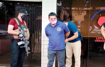 Agentes de la Senad esposan a Pedro César Prieto Galeano.