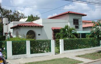 Las autoridades cubanas han retirado este sábado las acreditaciones de prensa a los periodistas de la Agencia Efe en Cuba, en vísperas de la ilegalizada marcha cívica del lunes 15 para pedir un cambio político en la isla. En la foto, foto del 15 de mayo de 2003 de la delegación de la Agencia EFE en La Habana. EFE/Barriopedro