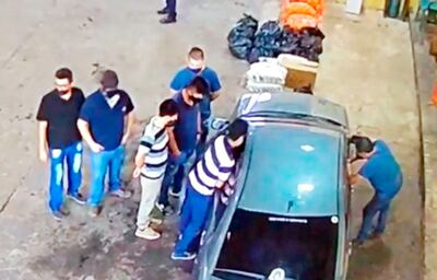 Los funcionarios aduaneros formaban fila para el cobro de la coima. El hecho fue filmado por el circuito cerrado de la institución.