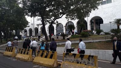 Fila frente al Palacio de Justicia, en donde se realizó el juicio oral.