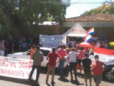Los manifestantes aseguran que ya no pueden cumplir con sus pagos.