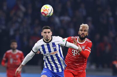 Aguistín Rogel (i), defensor uruguayo del Hertha Berlín, disputa el balón con Eric Maxim Choupo-Moting, delantero camerunés del Bayern Munich, durante el partido de ayer.