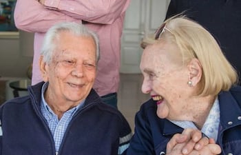 Hermosa pareja, Raúl y Myrtha Dos Santos. Los enamorados se casarán hoy sábado 3 de setiembre.