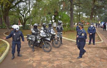 Los agentes policiales van a los espacios públicos para concienciar a las personas.