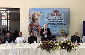 El obispo de la Diócesis de Ciudad del Este, Guillermo Steckling, y miembros de la comisión pro festejo en la conferencia de prensa.