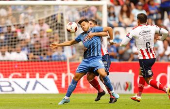 Ángel Romero (i), del Cruz Azul, disputa el balón con Javier Güemez, de San Luis.