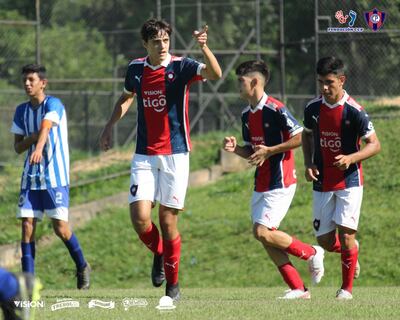 Cerro goleó 5-0 y se acerca al título